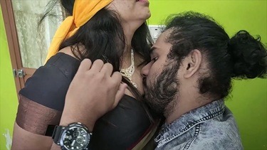 पडोसी मल्लू आंटी का दूध चूस के चुदाई